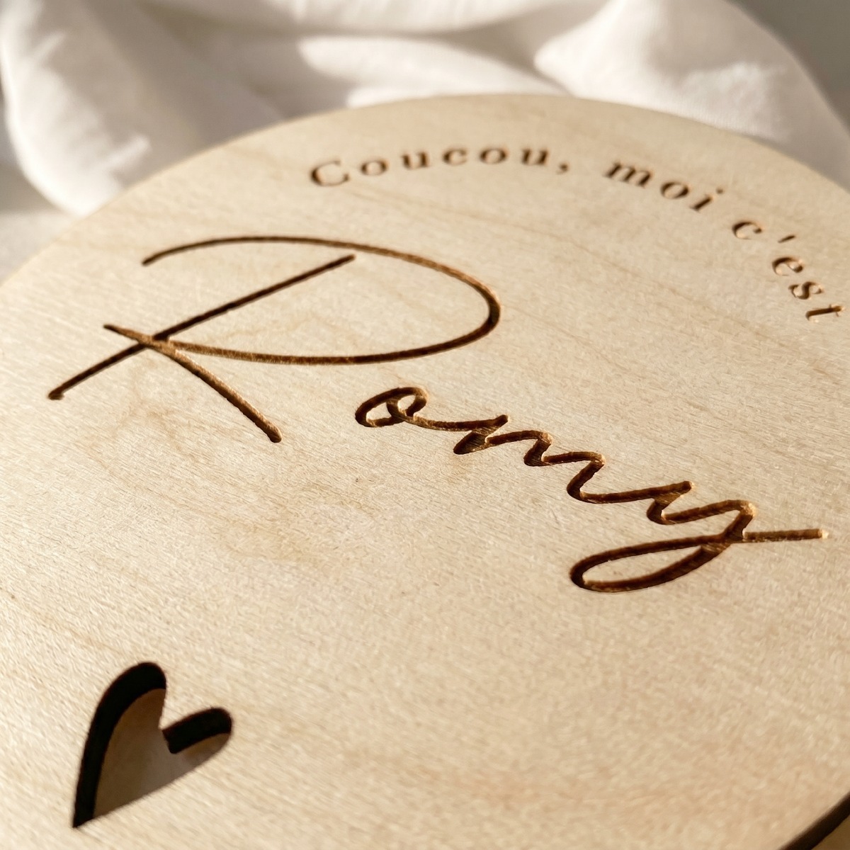 Custom Round Wooden Name Plaqu - Baby Nursery Name Sign recension och pris